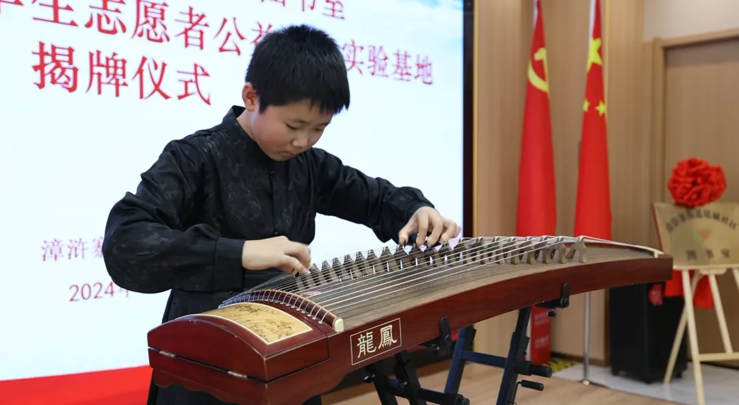 “西安慈善翔达大学生志愿者公益服务实验基地暨铭城社区图书室揭牌仪式”在我院顺利举行